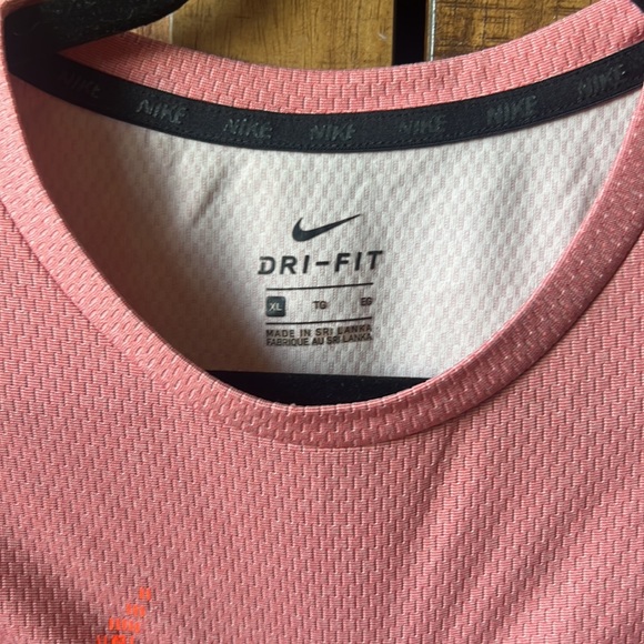 Salmon, Nike dry fit boys extra-large - Picture 2 of 2
